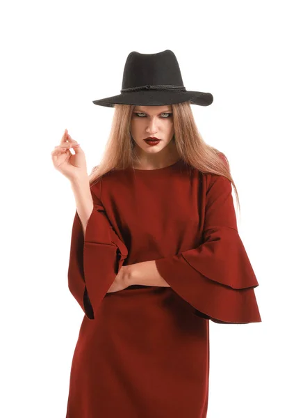 Hermosa mujer vestida de bruja para Halloween sobre fondo blanco —  Fotos de Stock