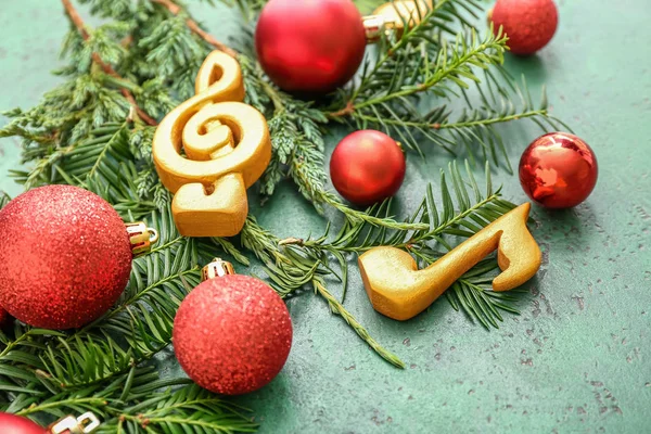Notas y decoración navideña sobre fondo de color —  Fotos de Stock