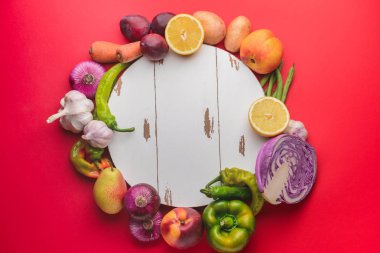 Renkli arka planda birçok sağlıklı sebze ve meyve ile Kurulu