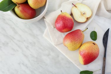 Hafif arka planda taze armutlar