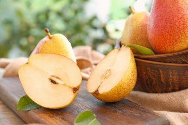 Kesme tahtasında taze armutlar