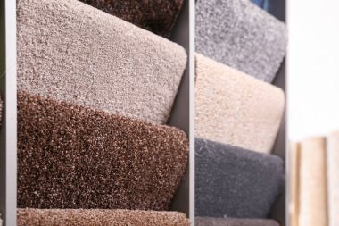 Dükkanda farklı halı örnekleri, yakın çekim.