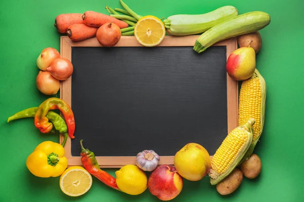 Krijtbord met veel gezonde groenten en fruit op kleur achtergrond — Stockfoto