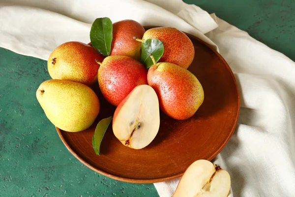 Plate with tasty fresh pears on table — Stock Photo, Image