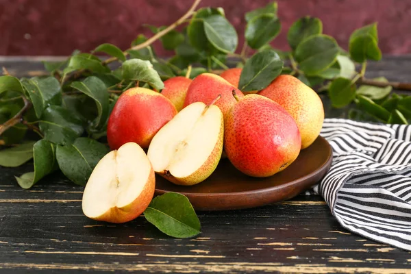 Plate with tasty fresh pears on dark table — Stock Photo, Image
