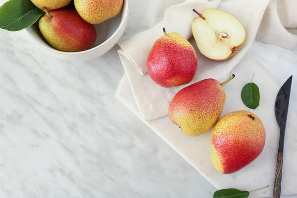 Hafif arka planda taze armutlar