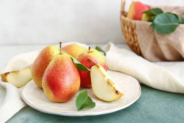 Plate with tasty fresh pears on table — Stock Photo, Image