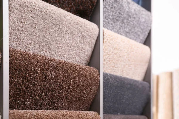 Dükkanda farklı halı örnekleri, yakın çekim.