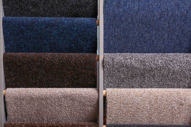 Dükkandaki farklı halı örnekleri