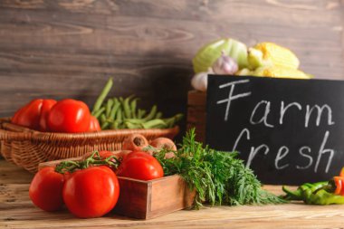 Ahşap masada çiftçi pazarı için birçok sağlıklı sebze