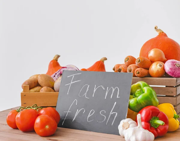 Tante verdure salutari per il mercato contadino sul tavolo di legno — Foto Stock