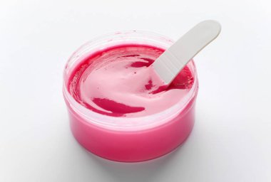 Beyaz arkaplanda saç kesimi için şekerleme macunu