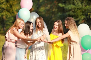 Açık havada bekarlığa veda partisinde güzel genç kadınlar