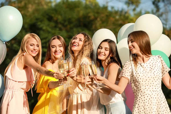 Hermosas mujeres jóvenes con champán en despedida de soltera al aire libre — Foto de Stock