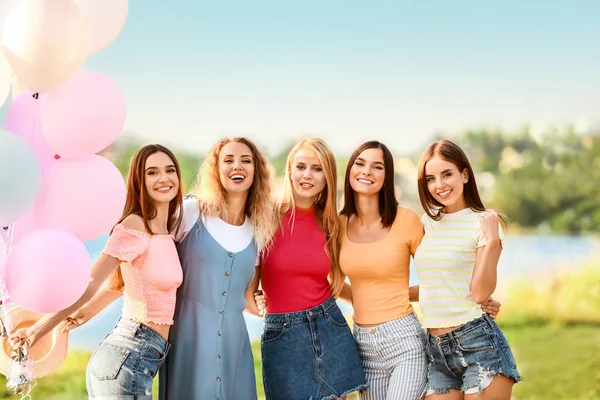 Hermosas mujeres jóvenes en despedida de soltera al aire libre — Foto de Stock