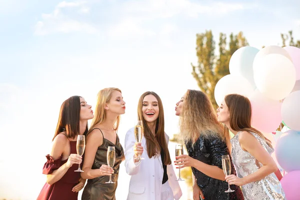 Beautiful young women drinking champagne at hen party outdoors — Stock Photo, Image