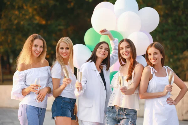 Belles jeunes femmes avec champagne à la fête de poule en plein air — Photo