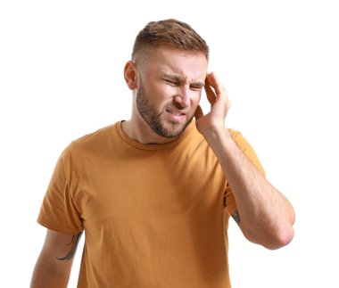Beyaz arka planda baş ağrısı çeken genç bir adam.
