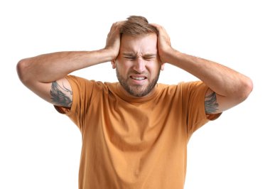 Beyaz arka planda baş ağrısı çeken genç bir adam.