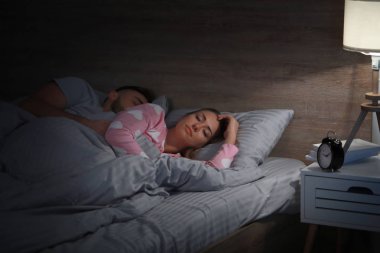 Genç çift yatakta gece uyku