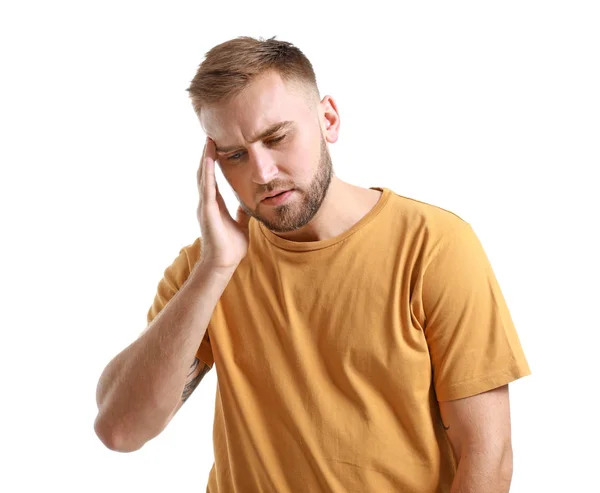 Jeune homme souffrant de maux de tête sur fond blanc — Photo