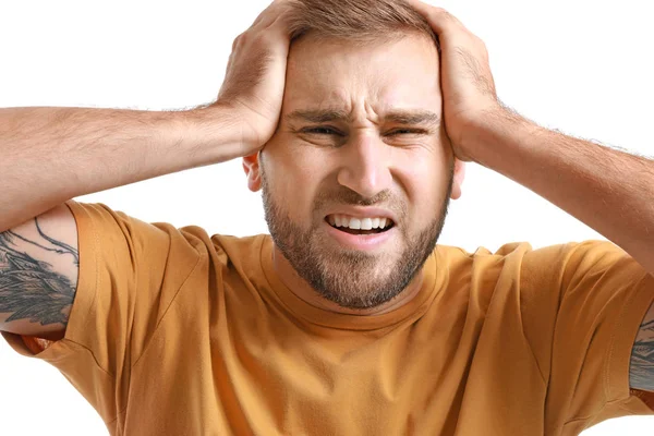 Ung man som lider av huvudvärk på vit bakgrund — Stockfoto