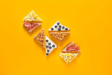 Renk arka planda farklı lezzetli sandviçler