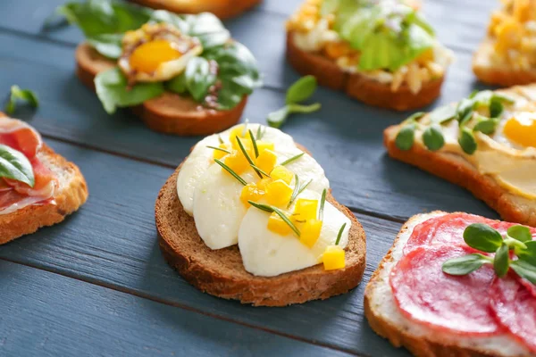 Tahta masada farklı lezzetli sandviçler.