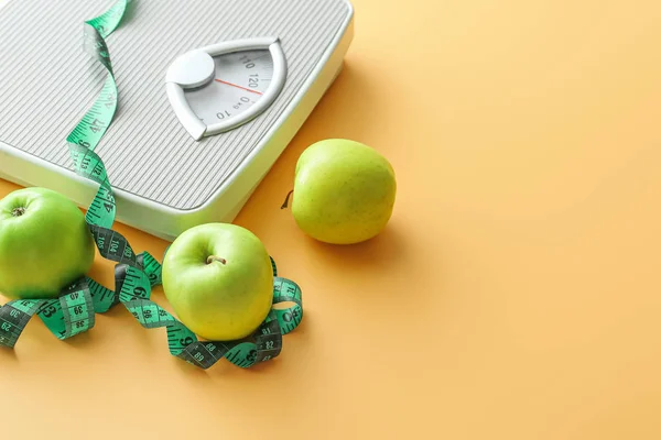 Schalen, appels en meetlint op kleurachtergrond. Gewichtsverlies concept — Stockfoto