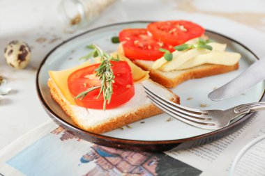 Tabakta lezzetli sandviçler var.