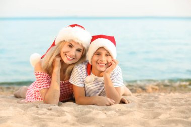 Mutlu anne ve oğul Noel 'i tropikal tatil köyünde kutluyor.