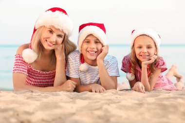 Mutlu aile Noel 'i tropikal tatil köyünde kutluyor