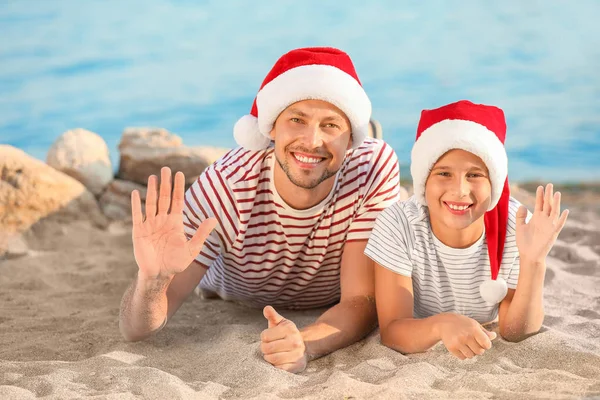 Happy father and son celebrating Christmas at tropical resort — Stock Photo, Image