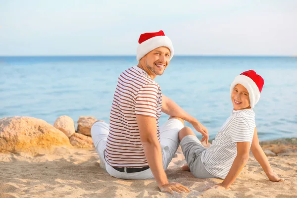 Happy father and son celebrating Christmas at tropical resort — Stock Photo, Image
