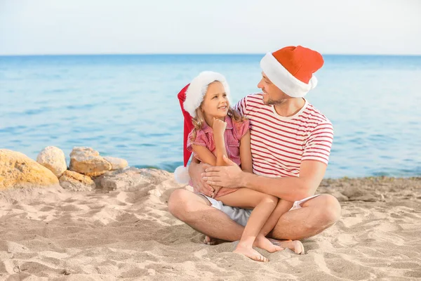 Happy father and daughter celebrating Christmas at tropical resort — Stock Photo, Image