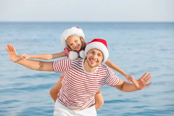 Happy father and daughter celebrating Christmas at tropical resort — Stock Photo, Image