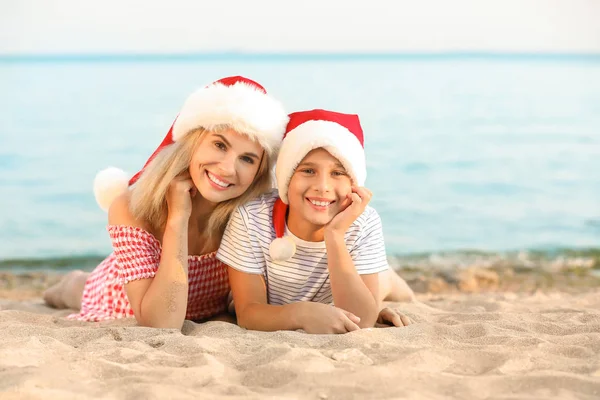 Happy mother and son celebrating Christmas at tropical resort — Stock Photo, Image
