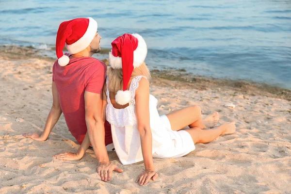 Happy couple celebrating Christmas at tropical resort — Stock Photo, Image