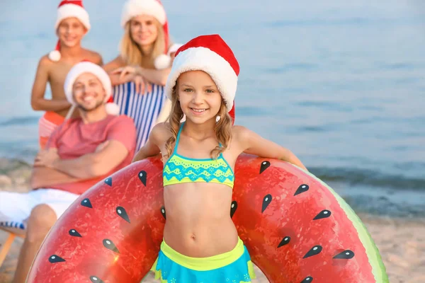 La bambina e la sua famiglia festeggiano il Natale al resort tropicale — Foto Stock