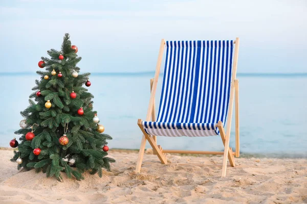 Sdraio e albero di Natale sulla spiaggia — Foto Stock