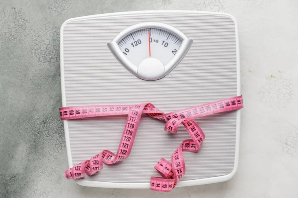 Весы и измерительная лента на светлом фоне. Концепция потери веса — стоковое фото