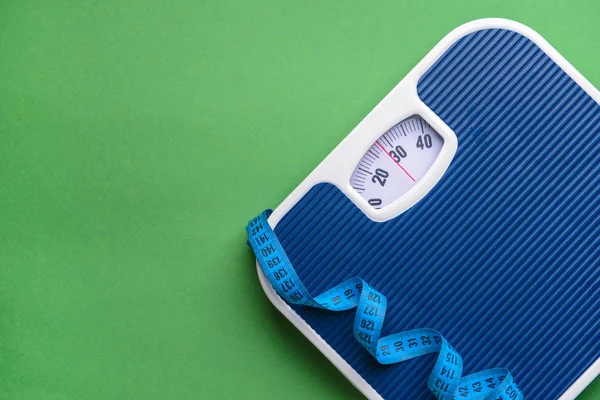 Maßstäbe und Maßband auf farbigem Hintergrund. Gewichtsverlust-Konzept — Stockfoto