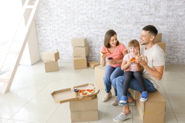 Mutlu aile hareketli günde pizza yemek
