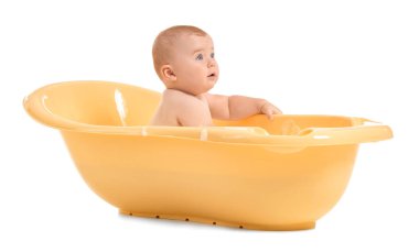 Beyaz arka planda küvette sevimli küçük bebek