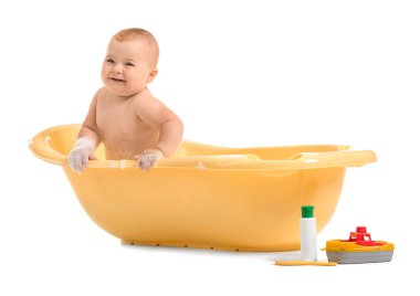 Beyaz arka planda küvette sevimli küçük bebek