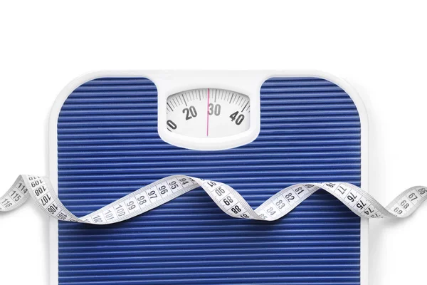 Waagen und Maßband auf weißem Hintergrund. Gewichtsverlust-Konzept — Stockfoto