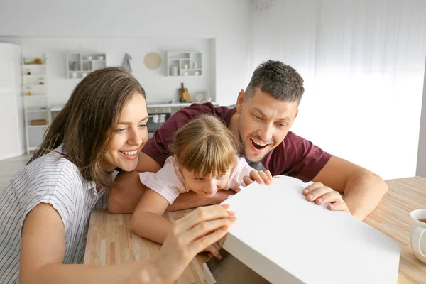 Szczęśliwa rodzina je pizzę w domu — Zdjęcie stockowe