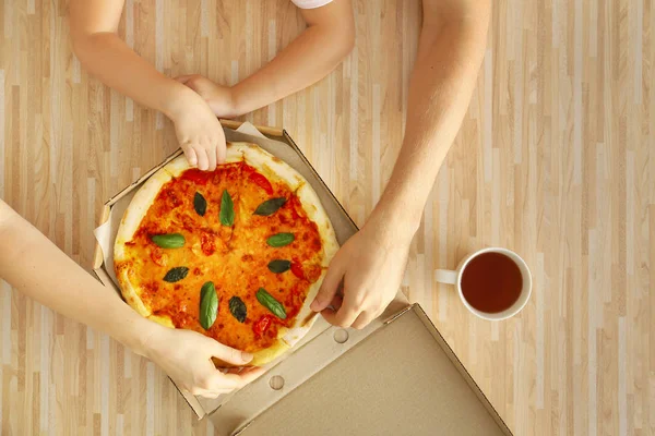 Happy family eating pizza at home — Stock Photo, Image