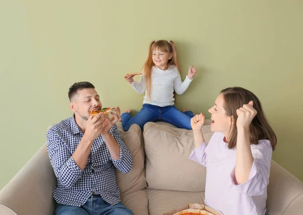 Счастливая семья ест пиццу дома — стоковое фото