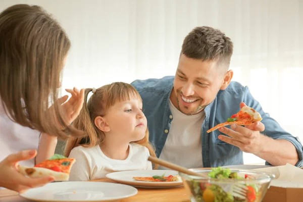 Gelukkig familie eten pizza thuis — Stockfoto